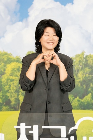 【フォト】イ・ジョンウン、照れくさそうにハートのポーズ