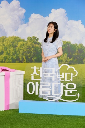  【フォト】ハン・ジミン、空色ワンピ姿が清純