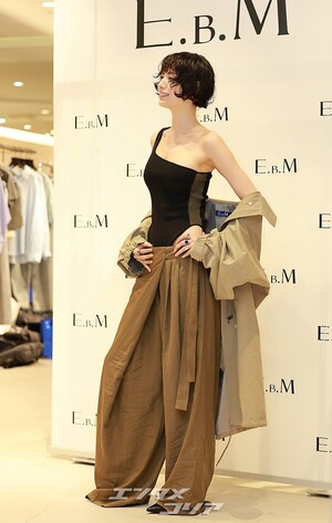 【フォト】ナナ、ワンショルダー＆カットアウトデザインで大胆なスタイル