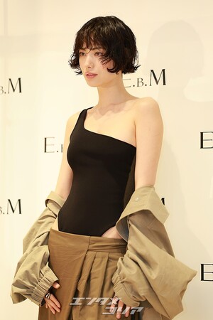 【フォト】ナナ、ワンショルダー＆カットアウトデザインで大胆なスタイル