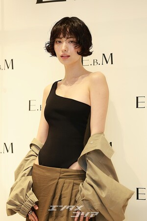 【フォト】ナナ、ワンショルダー＆カットアウトデザインで大胆なスタイル