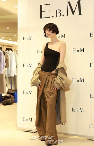 【フォト】ナナ、ワンショルダー＆カットアウトデザインで大胆なスタイル