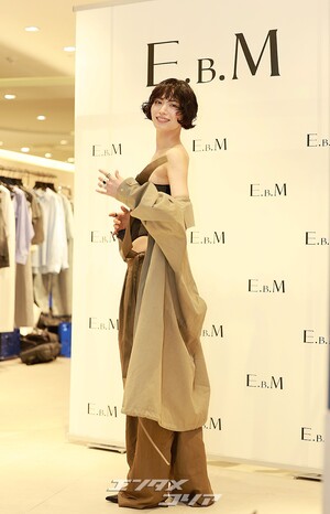 【フォト】ナナ、ワンショルダー＆カットアウトデザインで大胆なスタイル