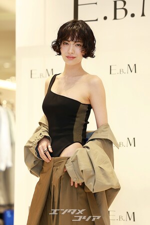 【フォト】ナナ、ワンショルダー＆カットアウトデザインで大胆なスタイル