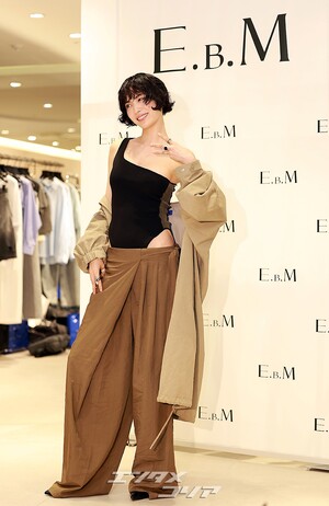 【フォト】ナナ、ワンショルダー＆カットアウトデザインで大胆なスタイル