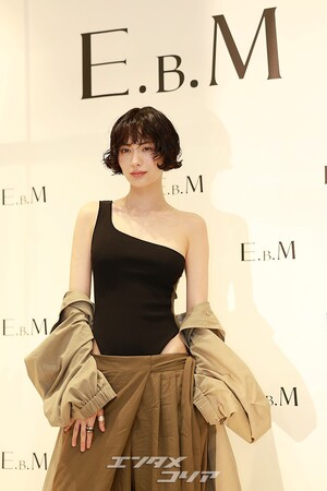 【フォト】ナナ、ワンショルダー＆カットアウトデザインで大胆なスタイル