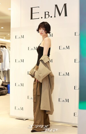 【フォト】ナナ、ワンショルダー＆カットアウトデザインで大胆なスタイル