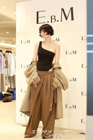 【フォト】ナナ、ワンショルダー＆カットアウトデザインで大胆なスタイル