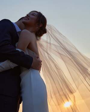 【フォト】6月結婚の元miss Aミン、新郎に抱かれ幸せそうなほほ笑み…清楚な雰囲気のウエディング写真公開