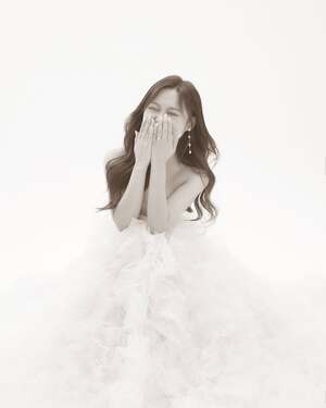 【フォト】6月結婚の元miss Aミン、新郎に抱かれ幸せそうなほほ笑み…清楚な雰囲気のウエディング写真公開