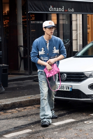 【フォト】カジュアルな装いのTHE BOYZジュヨン、パリの街角で魅力アピール