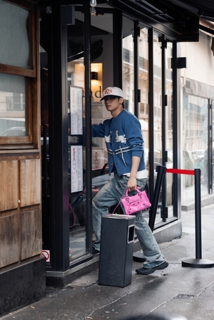 【フォト】カジュアルな装いのTHE BOYZジュヨン、パリの街角で魅力アピール