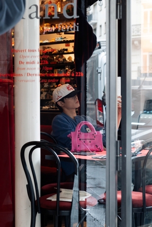 【フォト】カジュアルな装いのTHE BOYZジュヨン、パリの街角で魅力アピール