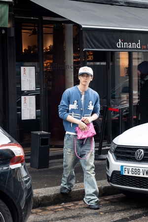 【フォト】カジュアルな装いのTHE BOYZジュヨン、パリの街角で魅力アピール