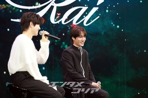 【フォト】EXOスホ＆カイ、和気あいあいの雰囲気