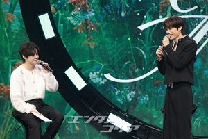 【フォト】EXOスホ＆カイ、和気あいあいの雰囲気