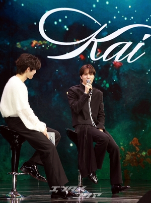 【フォト】EXOスホ＆カイ、和気あいあいの雰囲気