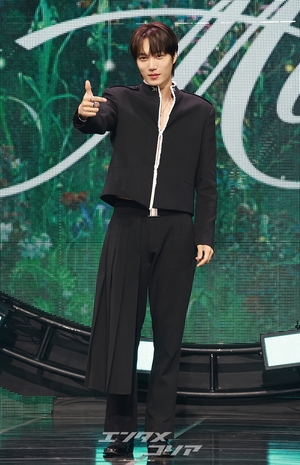 【フォト】招集解除されたEXOカイ、控えめなセクシーさでカムバック