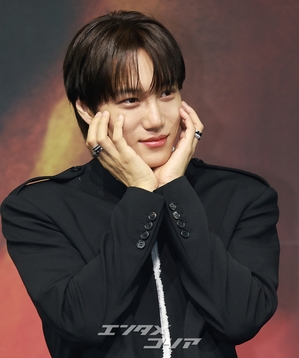 【フォト】招集解除されたEXOカイ、控えめなセクシーさでカムバック
