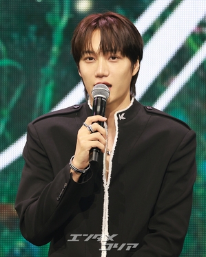 【フォト】招集解除されたEXOカイ、控えめなセクシーさでカムバック