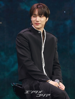 【フォト】招集解除されたEXOカイ、控えめなセクシーさでカムバック