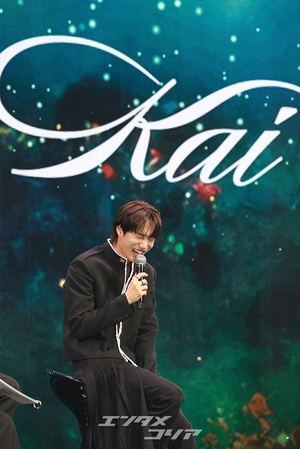 【フォト】招集解除されたEXOカイ、控えめなセクシーさでカムバック