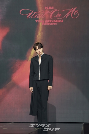 【フォト】招集解除されたEXOカイ、控えめなセクシーさでカムバック