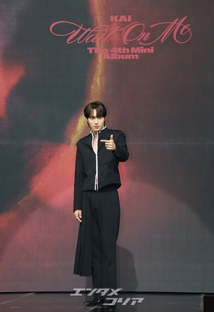 【フォト】招集解除されたEXOカイ、控えめなセクシーさでカムバック