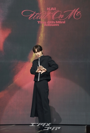 【フォト】招集解除されたEXOカイ、控えめなセクシーさでカムバック