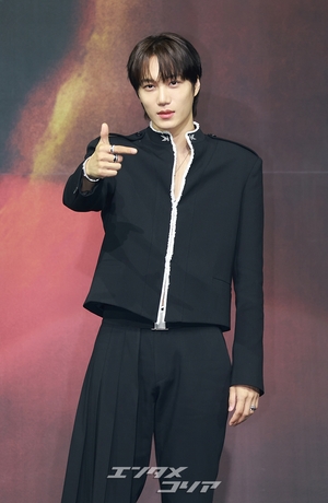 【フォト】招集解除されたEXOカイ、控えめなセクシーさでカムバック