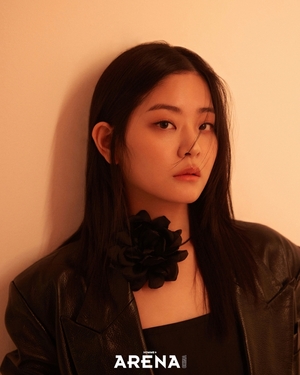 【フォト】チョン・スビン、中国誌の表紙を飾る…魅惑的なブラックスワン