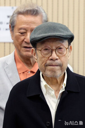 【フォト】シン・グ＆パク・クニョン、二人そろって最後の舞台『ゴドーを待ちながら』記者懇談会