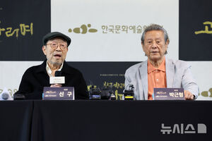 【フォト】シン・グ＆パク・クニョン、二人そろって最後の舞台『ゴドーを待ちながら』記者懇談会