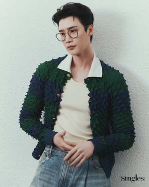 【フォト】眼鏡をかけたイ・ジョンソク、理性的＆シックな雰囲気