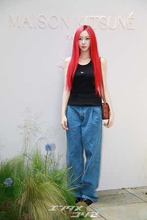 【フォト】aespaジゼル、強烈なレッドへア＆カジュアルコーデ