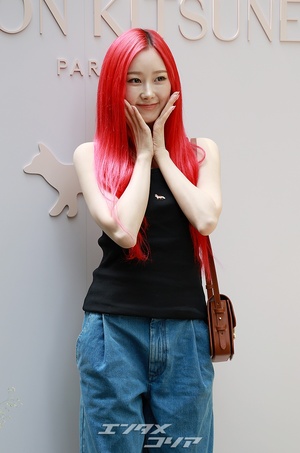 【フォト】aespaジゼル、強烈なレッドへア＆カジュアルコーデ