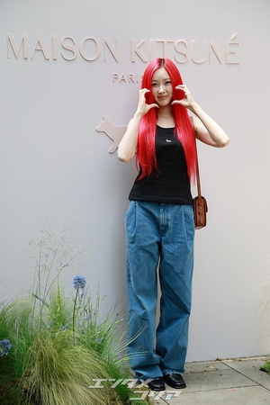 【フォト】aespaジゼル、強烈なレッドへア＆カジュアルコーデ