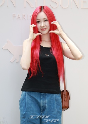【フォト】aespaジゼル、強烈なレッドへア＆カジュアルコーデ