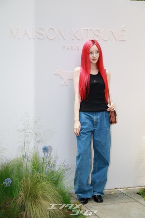 【フォト】aespaジゼル、強烈なレッドへア＆カジュアルコーデ