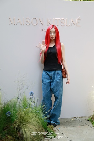 【フォト】aespaジゼル、強烈なレッドへア＆カジュアルコーデ