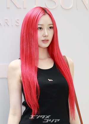 【フォト】aespaジゼル、強烈なレッドへア＆カジュアルコーデ