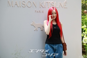 【フォト】aespaジゼル、強烈なレッドへア＆カジュアルコーデ