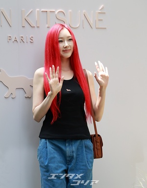 【フォト】aespaジゼル、強烈なレッドへア＆カジュアルコーデ