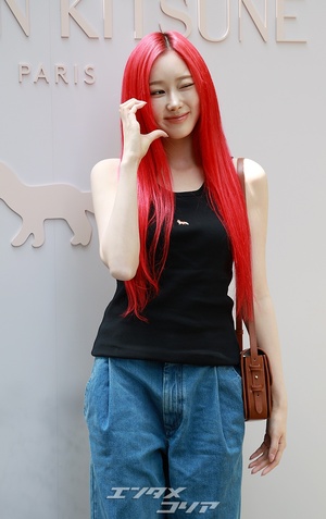 【フォト】aespaジゼル、強烈なレッドへア＆カジュアルコーデ