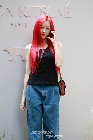 【フォト】aespaジゼル、強烈なレッドへア＆カジュアルコーデ
