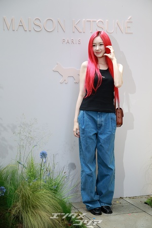 【フォト】aespaジゼル、強烈なレッドへア＆カジュアルコーデ