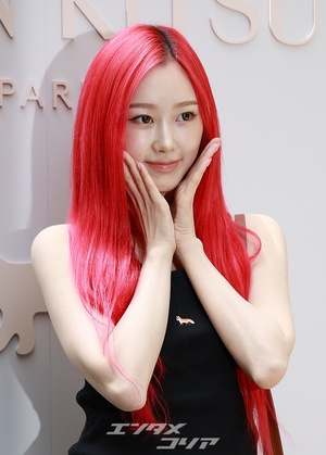 【フォト】aespaジゼル、強烈なレッドへア＆カジュアルコーデ