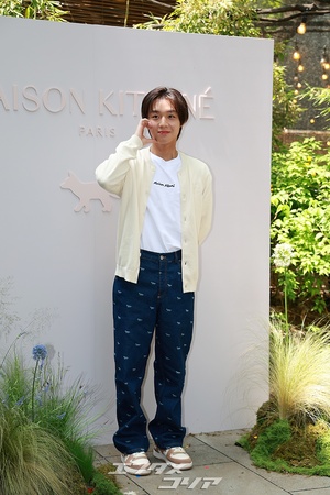 【フォト】パク・ジフン、カーディガンで完成した「彼氏コーデ」