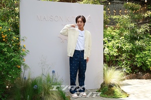 【フォト】パク・ジフン、カーディガンで完成した「彼氏コーデ」