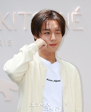 【フォト】パク・ジフン、カーディガンで完成した「彼氏コーデ」